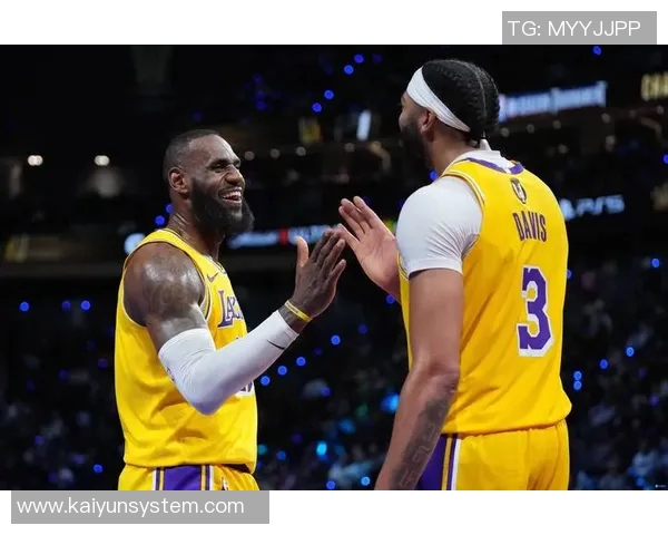 身穿湖人球衣的男孩与独行侠老板同坐一席再现昔日竖中指事件